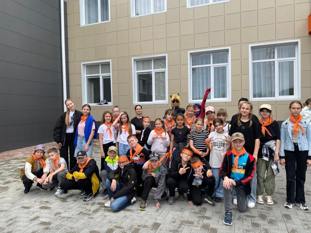 Первый день в летнем пришкольном лагере "Город детства" посвящён Дню защиты детей..